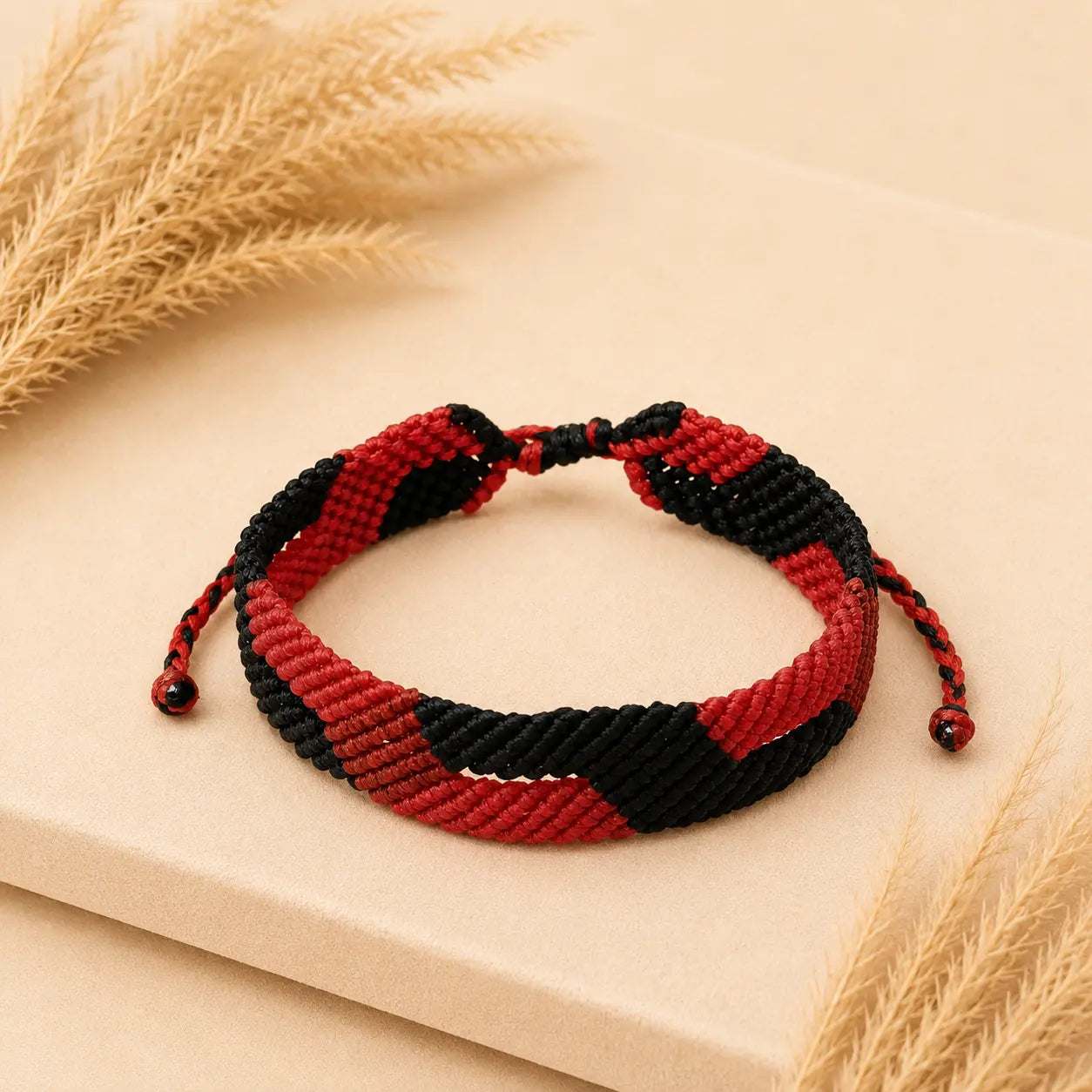 Geometric Black & Red Macramé Bracelet – Χειροποίητο