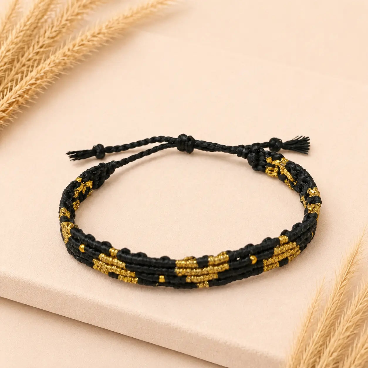 Black & Gold Hearts Macramé Βραχιόλι – Χειροποίητο