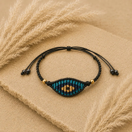 Χειροποίητο Βραχιόλι Macramé "Evil Eye Blue" — Μαύρο Μάτι σε Τιρκουάζ & Μπλε με Χρυσό Κέντρο